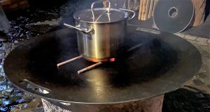 Feuerplatte auf Feuertonne, mit Raclette-Topf; Outdoor-Küche