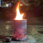 Feuer in Feuertonne, mit Topf; Symbol-Bild mit Link zu Portfolio "Feuertonnen, Feuerplatte, Zubehör"
