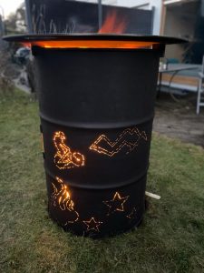 Feuerplatte auf der Feuertonne mit Wunschmotiv: Mountain-Bikerin, Berge und Flamme