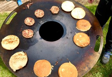 Hamburger-Grillen auf Feuerplatte und Feuertonne